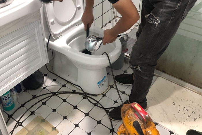 虞城马桶堵塞自己疏通还是找师傅?专业上门服务让你省时更省心